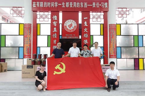 创业中心到火炬学校慰问教职工